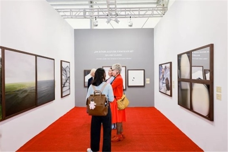 “我內(nèi)心的那個(gè)空從哪里來(lái)？從波濤、云朵和勇氣”西岸藝博會(huì)展覽現(xiàn)場(chǎng) 圖片由主辦方提供