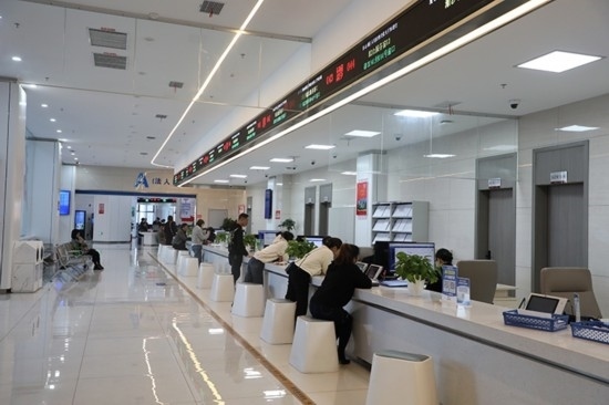 觀山湖區(qū)政務大廳窗口辦事忙。