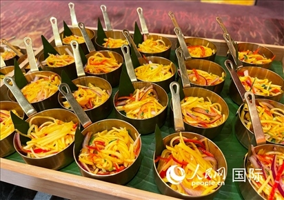 馬來(lái)西亞美食節(jié)現(xiàn)場(chǎng)準(zhǔn)備的美食。人民網(wǎng) 王婧攝