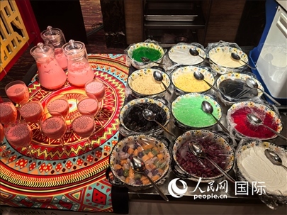 馬來(lái)西亞美食節(jié)現(xiàn)場(chǎng)準(zhǔn)備的美食。人民網(wǎng) 楊春燕攝