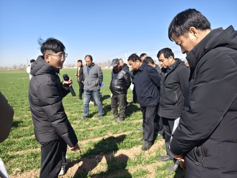 科技小院的“學生專家”（左一）。受訪者供圖