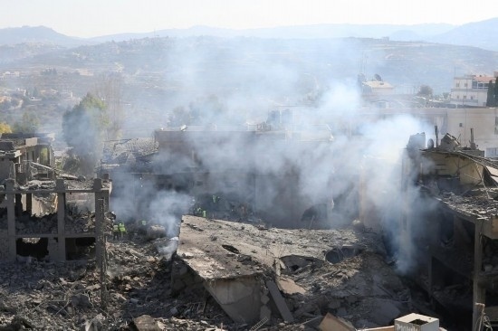 這是10月16日在黎巴嫩南部城鎮(zhèn)加納拍攝的遭摧毀的建筑。新華社發(fā)（阿里·哈希紹攝）