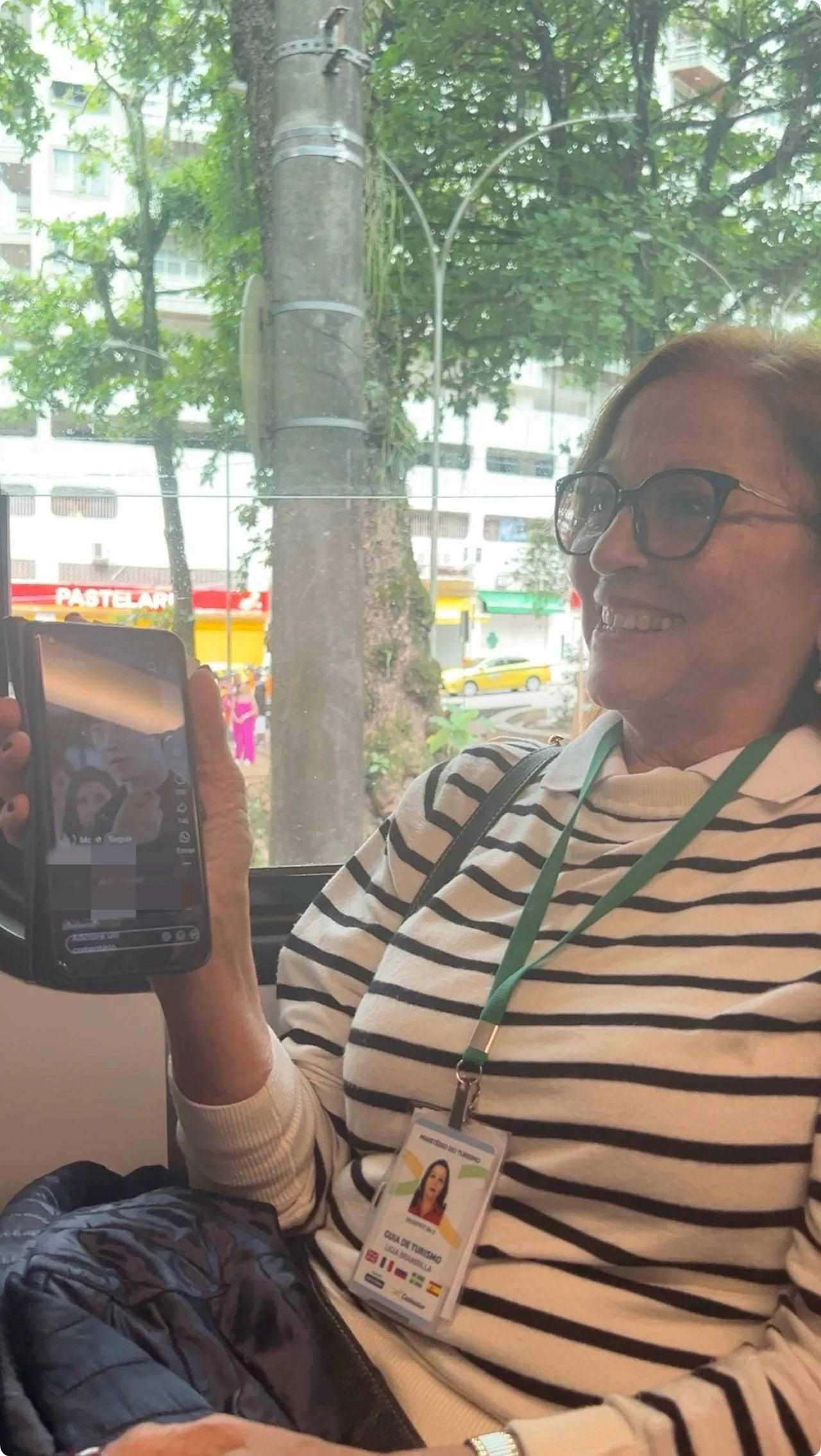 當?shù)厝讼驆u叔展示中國網劇。作者供圖