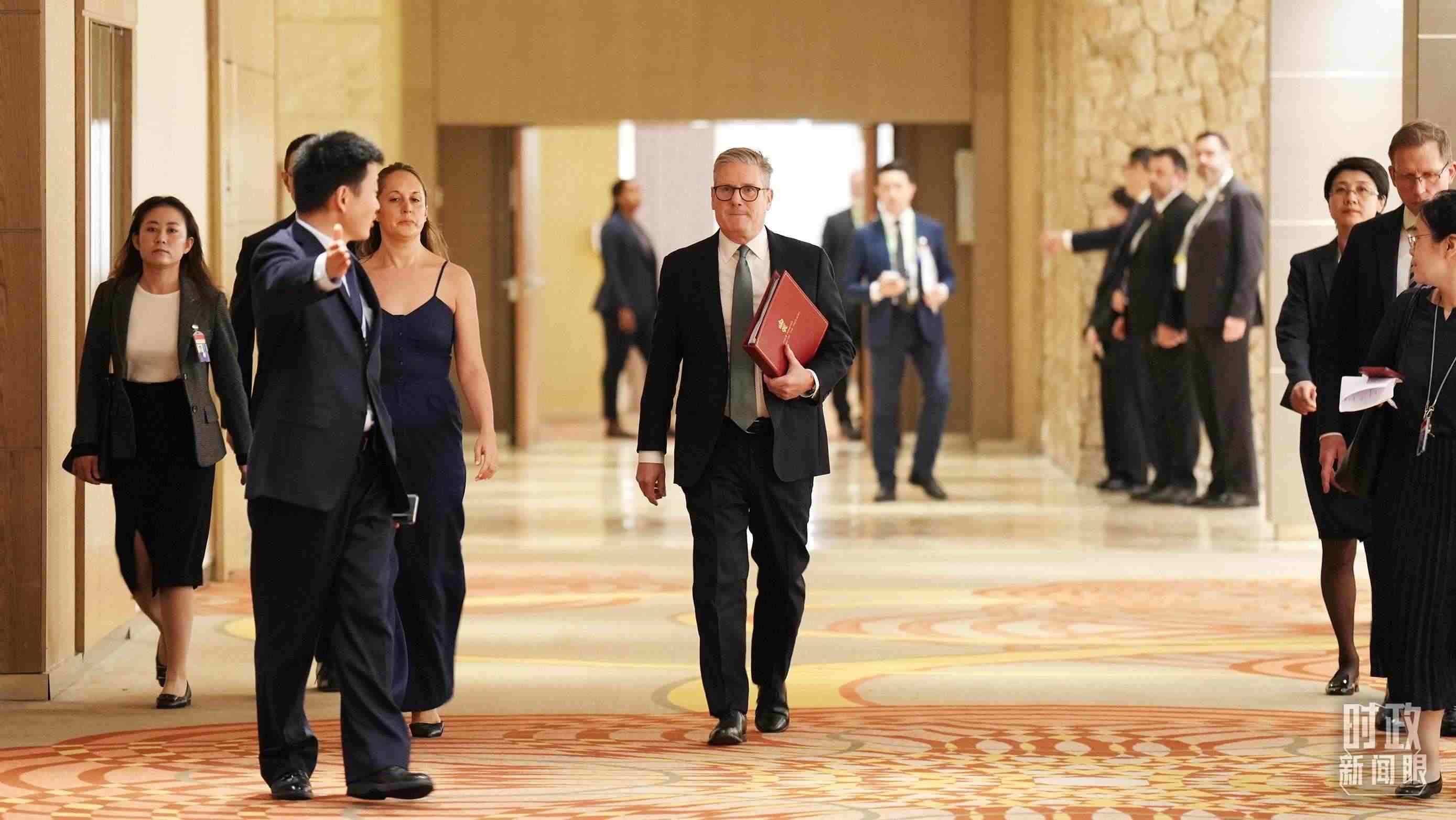 △英國首相斯塔默抵達會見現(xiàn)場。（總臺記者李晉拍攝）