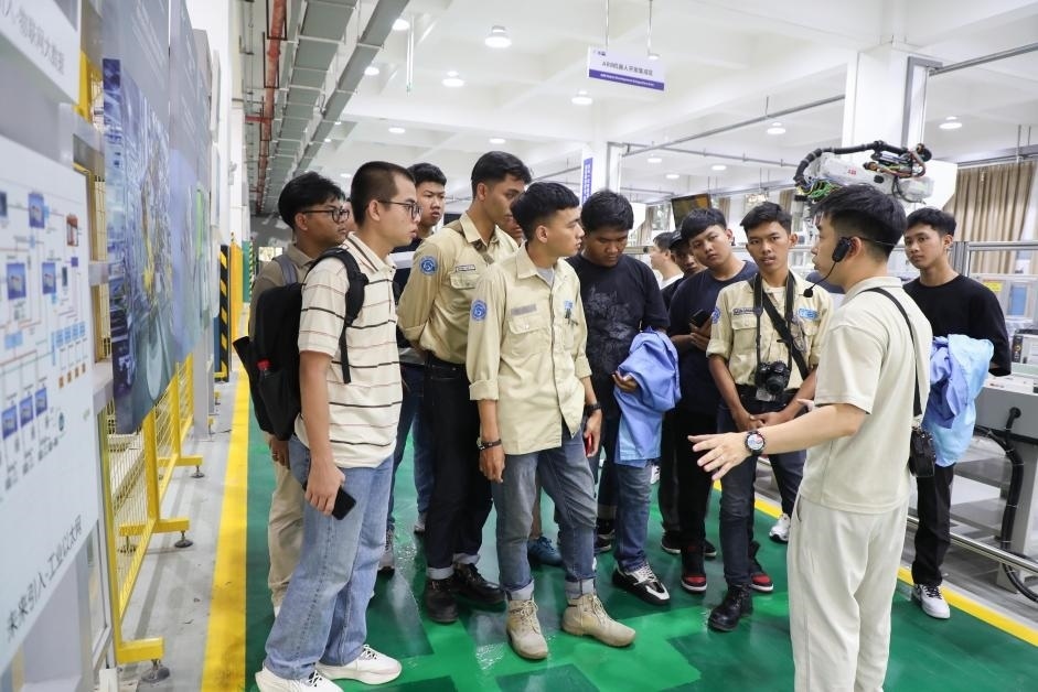 來華留學(xué)生在工程實(shí)踐中心上課。教育部職業(yè)教育與成人教育司供圖