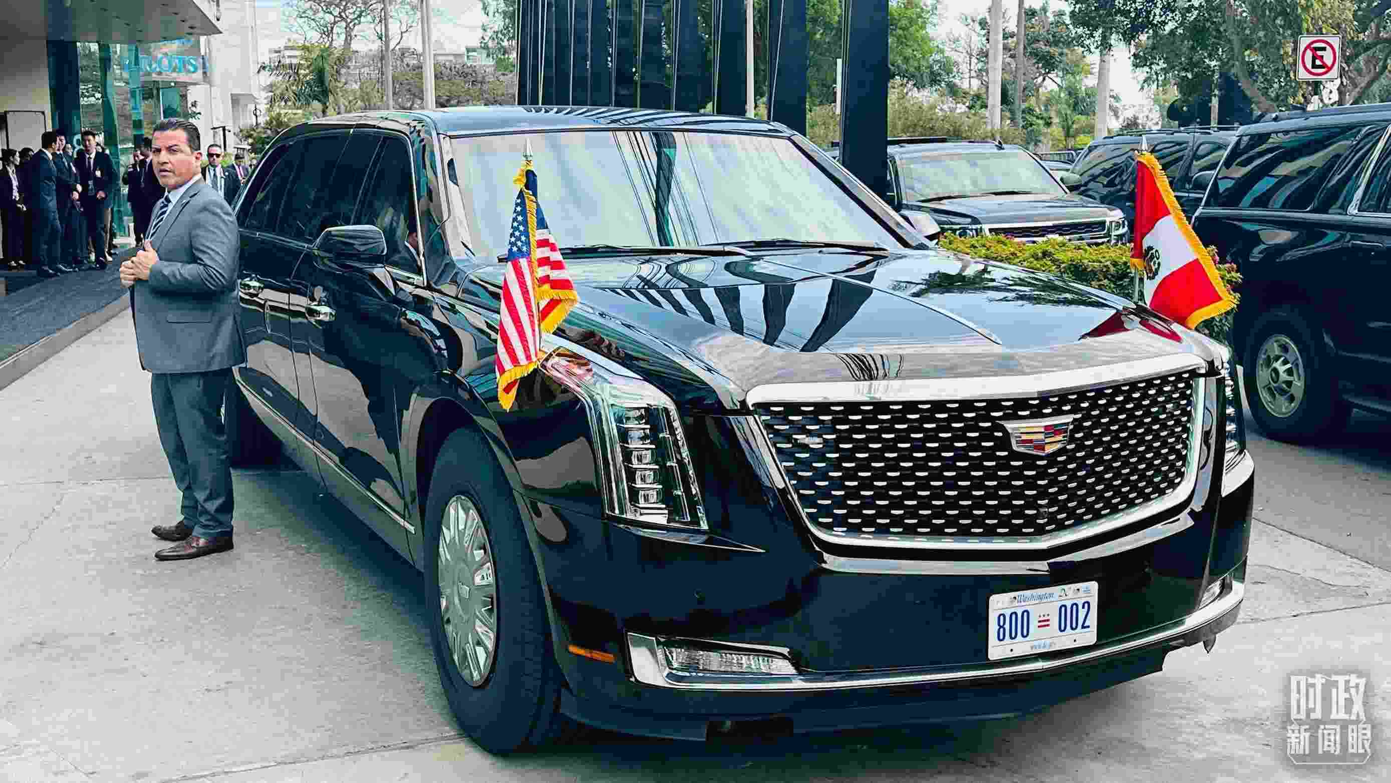 美國總統(tǒng)拜登乘車抵達中美元首會晤現(xiàn)場。（總臺央視記者范一鳴拍攝）