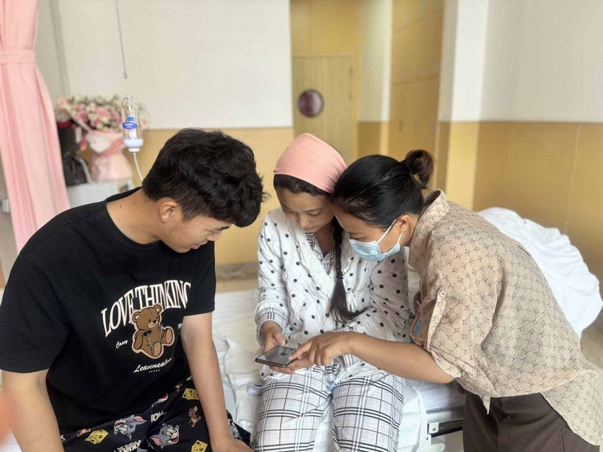 新生兒家庭通過手機辦理新生兒出生“一件事”。安徽省數(shù)據(jù)資源管理局供圖