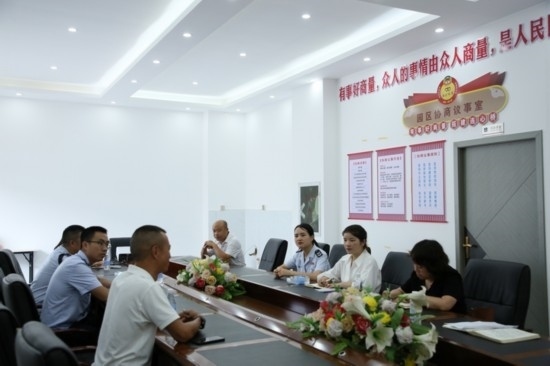 榕江縣稅務(wù)局在園區(qū)協(xié)商議事室協(xié)調(diào)解決企業(yè)訴求。黔東南州稅務(wù)局供圖