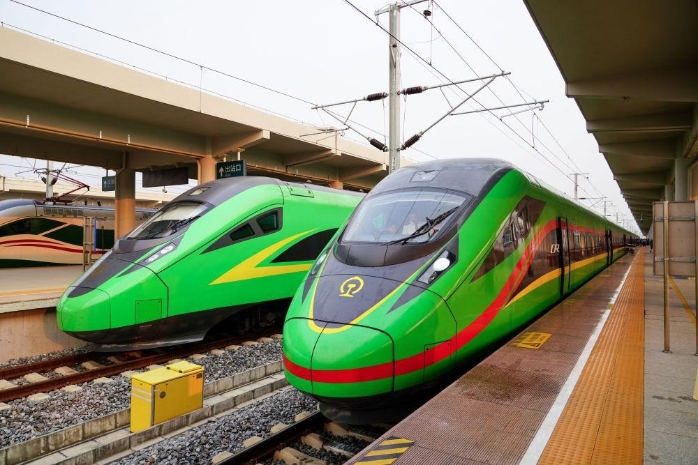 截至2024年7月5日，中老鐵路國際旅客列車?yán)塾?jì)開行滿1000列，極大地便利了沿線民眾出行。