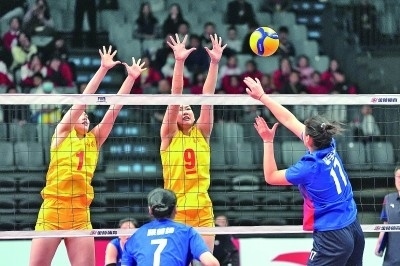 11月27日，山東隊(duì)球員李晨瑄（中）、李美君（左）在比賽中攔網(wǎng)。新華社發(fā)
