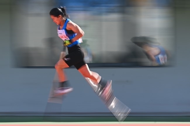 11月28日，海南隊(duì)選手吳明芬在高腳競速比賽中。新華社記者 杜子璇攝