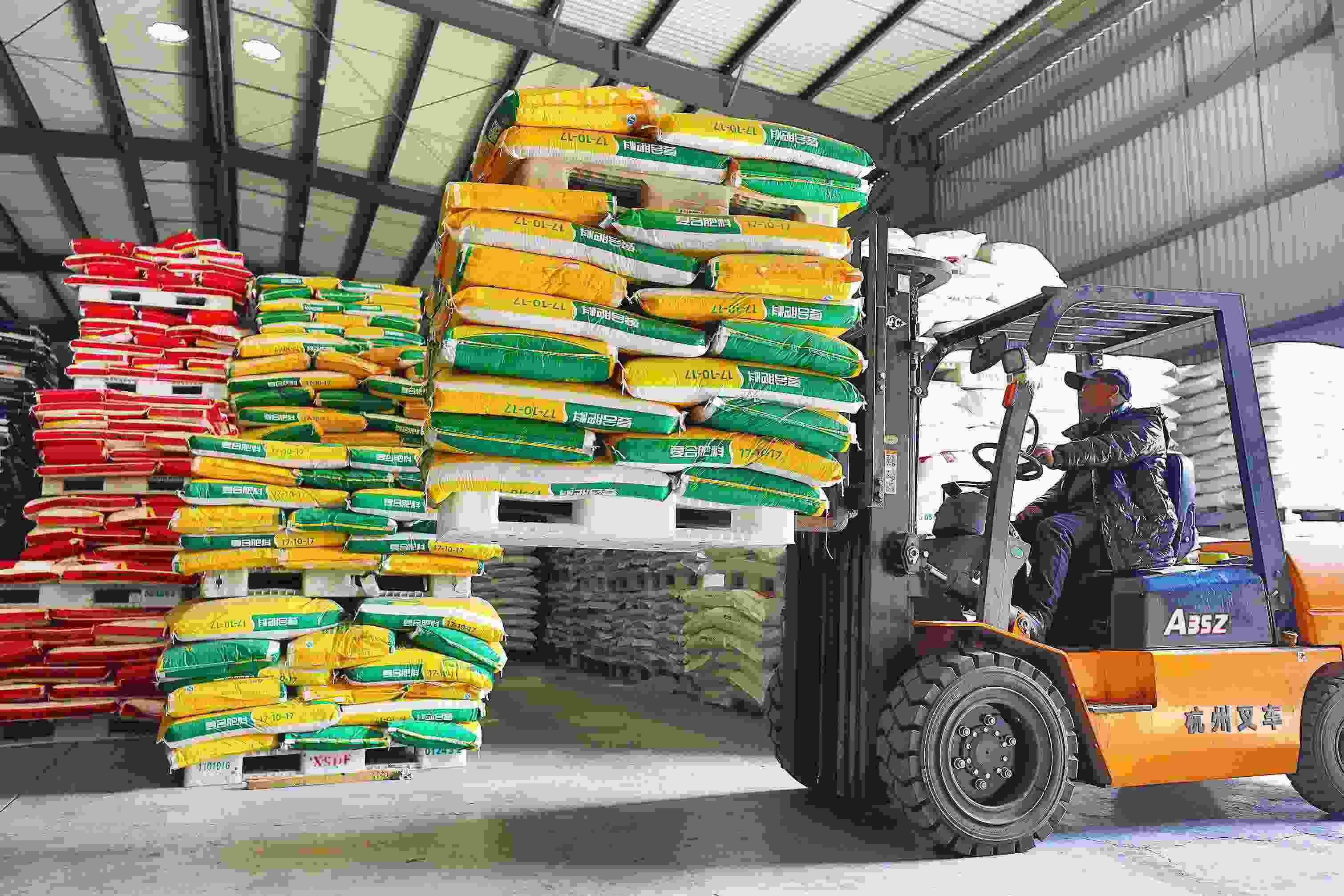 2023年2月15日，在浙江義烏供銷聯(lián)社的農(nóng)資貯存?zhèn)}庫，工作人員正在調(diào)運復合肥料等農(nóng)資。