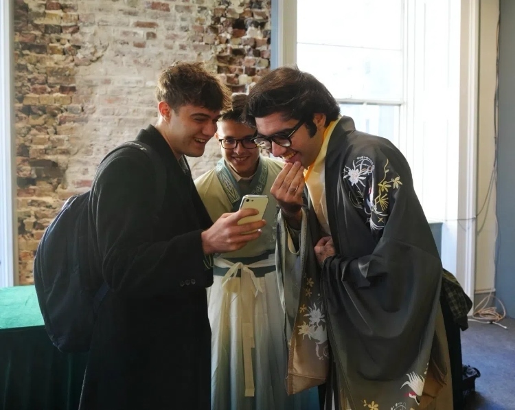 英國學(xué)生感受漢服魅力。吳若鳴攝