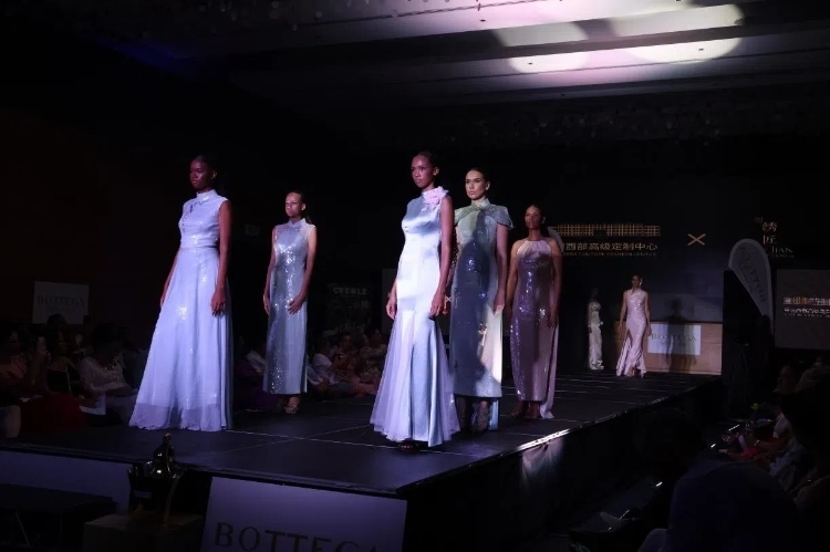 模特展示新中式禮服。顏李芳攝