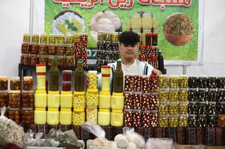 一名展商在展示各式各樣的橄欖制品。納達爾·達烏德攝