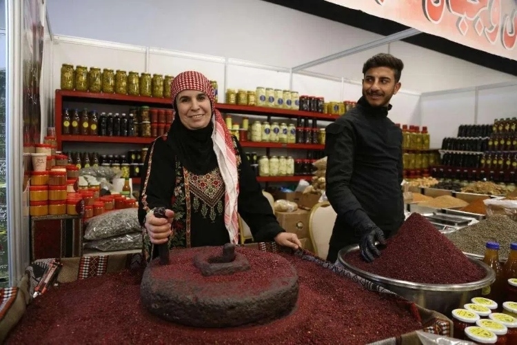 制作辣椒末的當?shù)貗D女。納達爾·達烏德攝