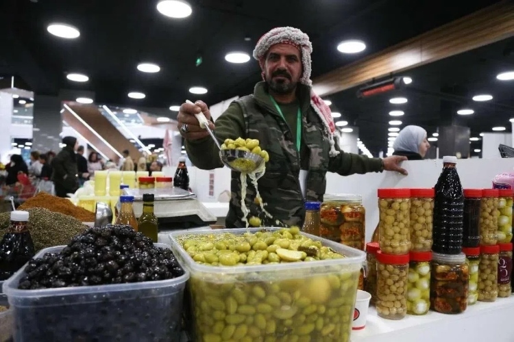 一位展商展示腌橄欖。納達爾·達烏德攝