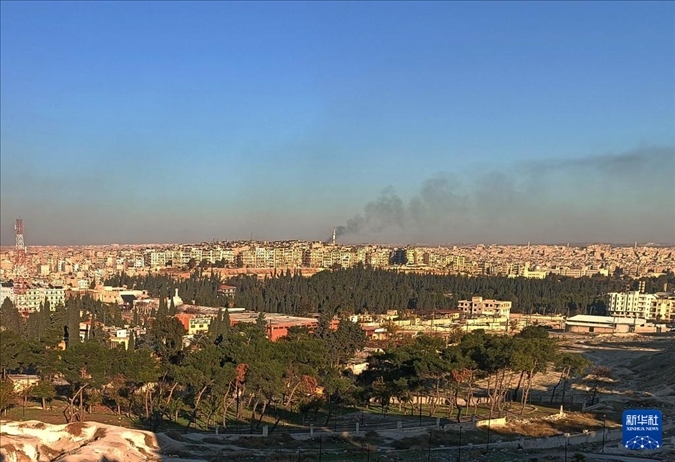 12月1日，敘利亞北部城市阿勒頗升起滾滾濃煙（手機(jī)照片）。新華社發(fā)