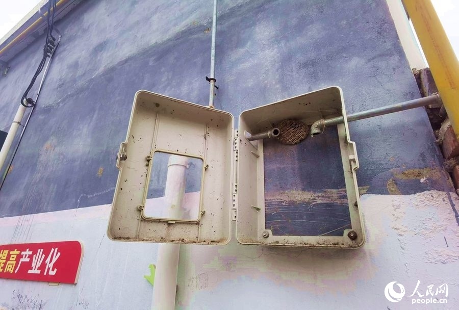 在玉山村的一處未安裝燃?xì)獗淼谋硐鋬?nèi)，掛著一個(gè)馬蜂窩。人民網(wǎng)記者 慎志遠(yuǎn)攝