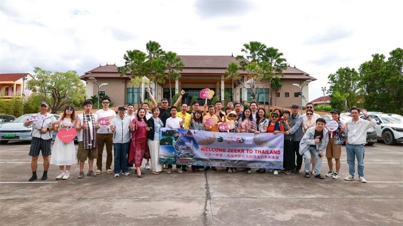 參與活動的中國游客與當(dāng)?shù)靥﹪撕嫌??；顒又鬓k方供圖