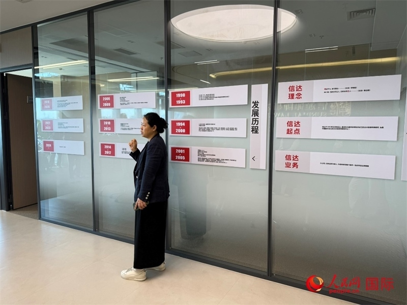 魏天慧律師在介紹廣東信達(dá)律師事務(wù)所。人民網(wǎng) 宋歌攝