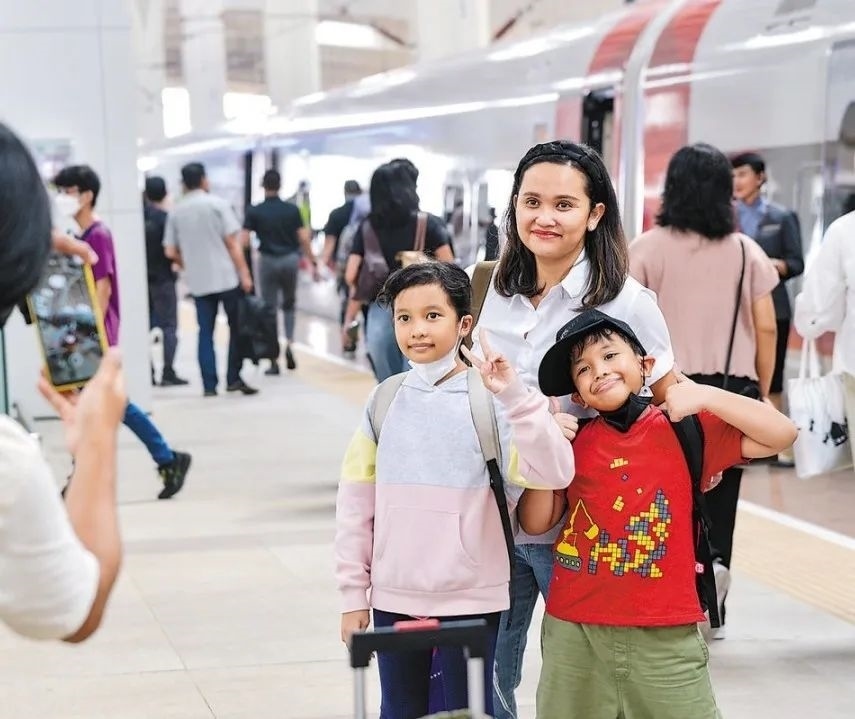 雅萬(wàn)高鐵是我國(guó)在境外完成全過(guò)程勘察設(shè)計(jì)建設(shè)的首個(gè)高鐵項(xiàng)目，于去年10月17日正式開(kāi)通運(yùn)營(yíng)，是中印尼共建“一帶一路”合作的典范。圖為乘客在和雅萬(wàn)高鐵動(dòng)車(chē)組合影留念。新華社記者 徐欽 攝