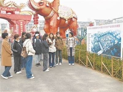 圖為南開大學(xué)“文旅融合創(chuàng)新與實踐”微專業(yè)學(xué)生正在調(diào)研。受訪者供圖