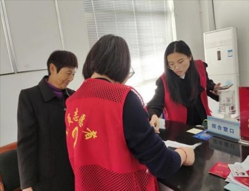 代辦人員為村民辦理醫(yī)保報銷。 圖片來源：江蘇南通啟東市數(shù)據(jù)局