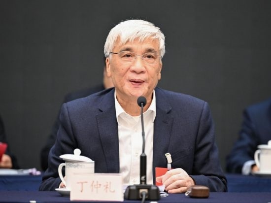 全國人大常委會副委員長、歐美同學會會長丁仲禮作工作報告