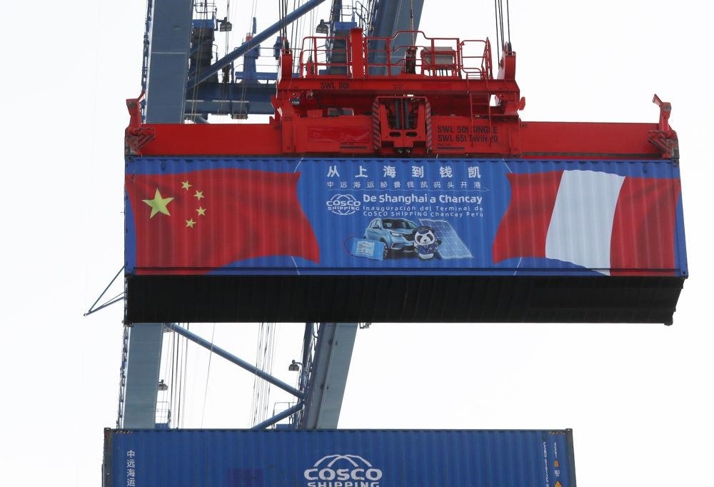 2024年11月14日，在秘魯首都利馬以北的錢凱港，岸邊智能化設備吊裝集裝箱。