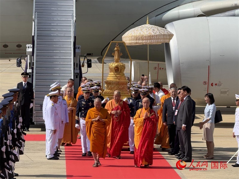 北京靈光寺佛牙舍利抵達泰國曼谷廊曼軍用機場。人民網(wǎng)記者章念生攝