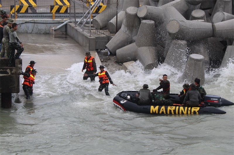 中印尼雙方海軍參演官兵協(xié)力將“落水人員”救上橡皮艇。周宇攝