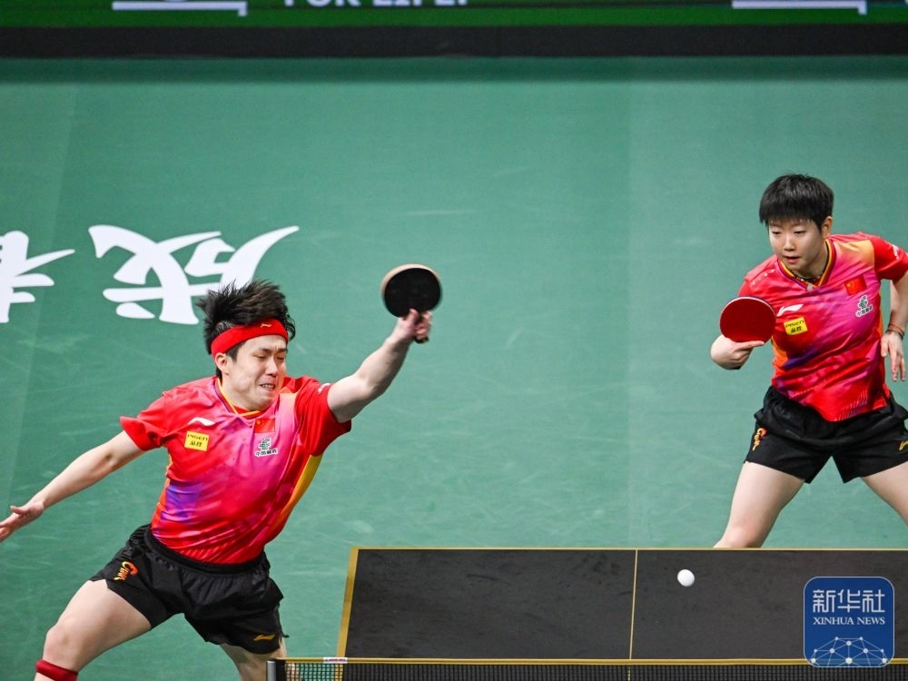 ↑中國(guó)隊(duì)組合王楚欽（左）/孫穎莎在混雙比賽中。新華社記者 王曦 攝
