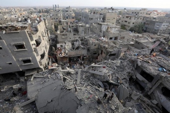 這是12月7日在加沙地帶中部努賽賴特難民營拍攝的遭以軍轟炸后的建筑廢墟。新華社發(fā)（里澤克·阿卜杜勒賈瓦德攝）