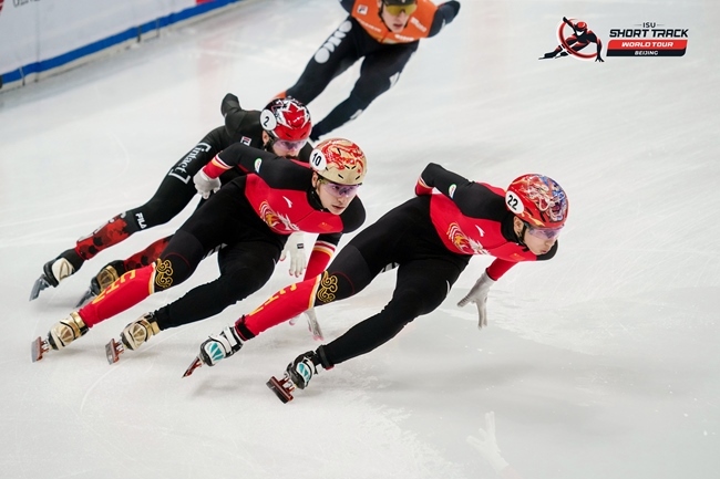 中國選手孫龍(右一)、劉少昂(右二)在比賽中。賽事組委會供圖