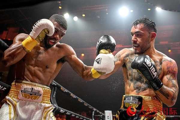 來自剛果民主共和國的帕特里克·穆卡拉（右）獲得了非洲80公斤級冠軍。人民網(wǎng) 塔里克·易卜拉欣攝