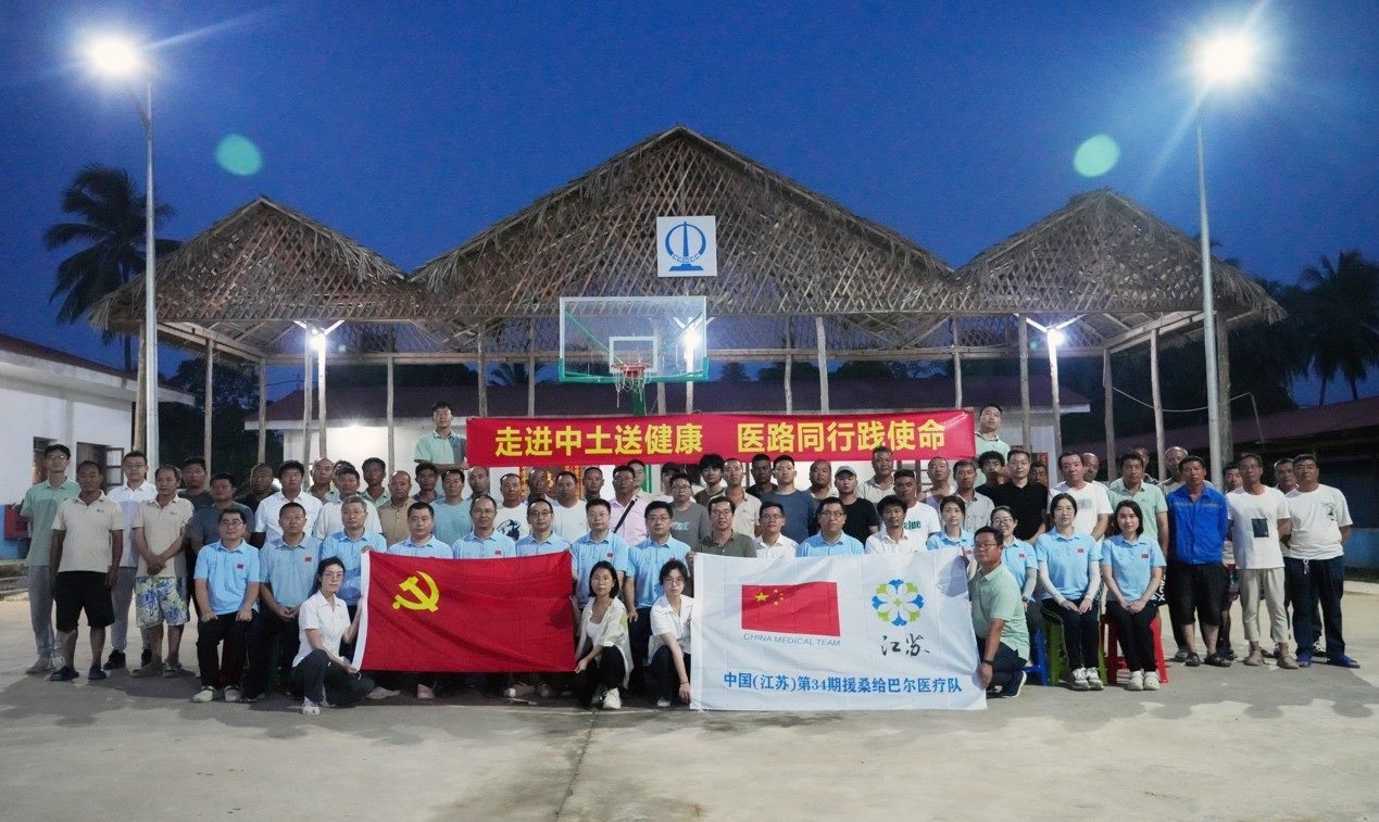 醫(yī)療隊(duì)與中土東非桑島分公司合影。中國土木供圖