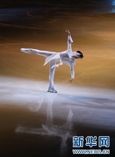 圖為羽生結(jié)弦在表演中。記者 錢錚 攝