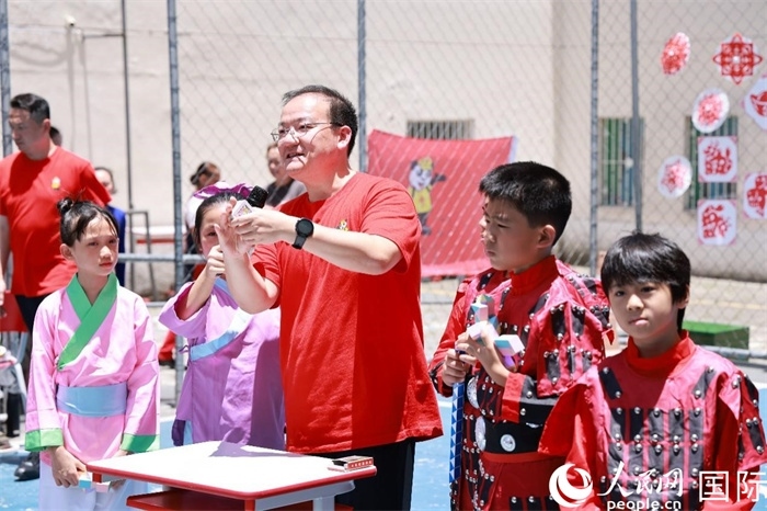 趣味數(shù)學節(jié)目以富有創(chuàng)意的數(shù)字游戲和魔尺變幻為亮點，激發(fā)了孩子們的數(shù)學思維與想象力。人民網(wǎng)記者 陳海琪攝