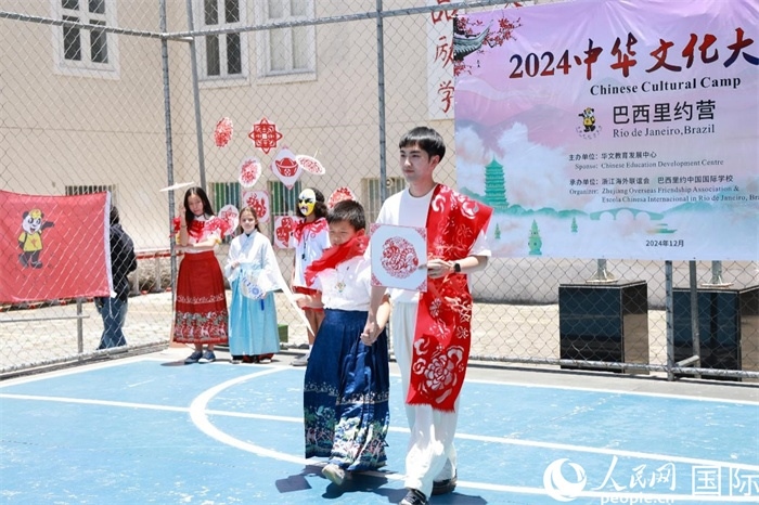 《SHOW美中華》通過國風服飾走秀，將傳統(tǒng)文化與現(xiàn)代創(chuàng)意完美結(jié)合。人民網(wǎng)記者 陳海琪攝