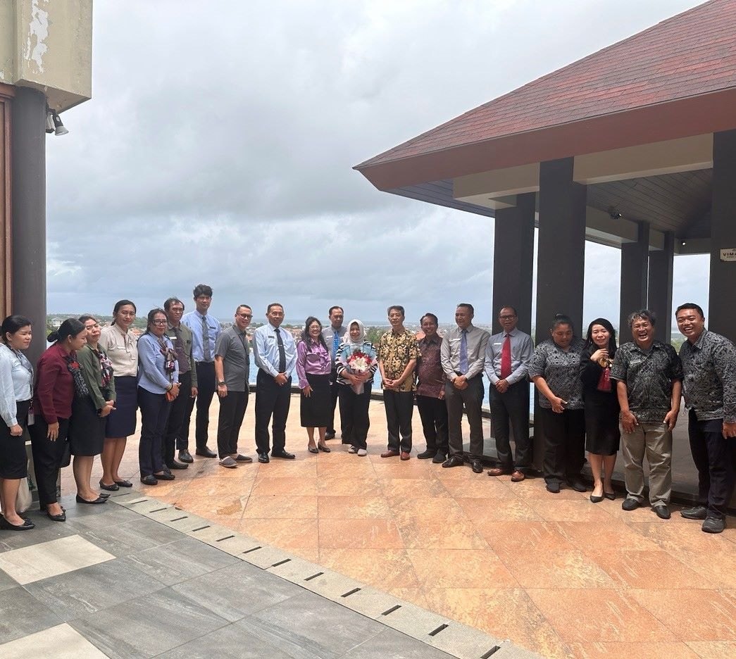 座談會全體人員合影。烏達雅納大學旅游孔子學院供圖