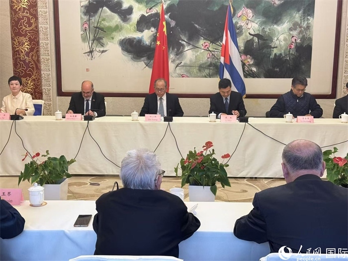 “紀(jì)念首批中國學(xué)生赴古巴留學(xué)暨中古開啟教育合作60周年座談會”在京舉辦。人民網(wǎng)記者 趙健攝