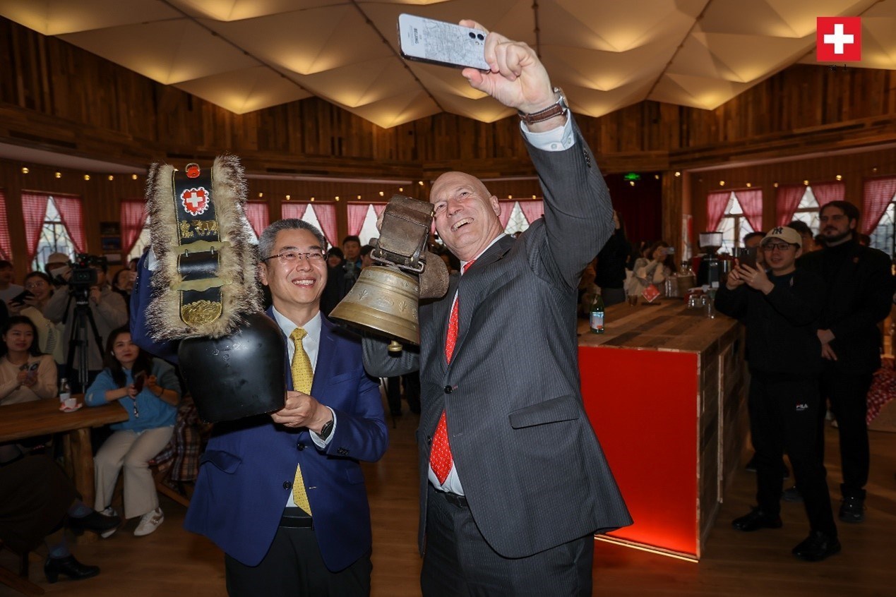 瑞士駐華大使白瑞誼與北京市西城區(qū)委副書記、代區(qū)長郅海杰搖響瑞士牛鈴，共同為小木屋揭幕。瑞士駐華大使館供圖