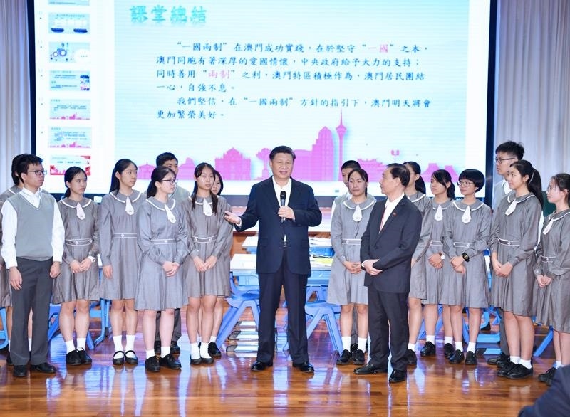 △2019年12月19日，在濠江中學附屬英才學校觀摩以“‘一國兩制’與澳門”為題的中國歷史公開課后，習近平主席走到學生中間即席發(fā)表重要講話。