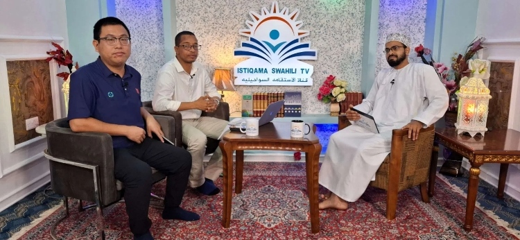 牛曉兵主任參與當?shù)仉娨暸_訪談。中國援桑醫(yī)療隊供圖