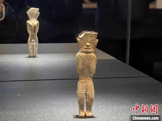 12月14日，“文明先鋒—凌家灘文化玉器展”在故宮博物院文華殿開幕。圖為展覽現(xiàn)場的立姿玉人。 中新社記者 應(yīng)妮 攝