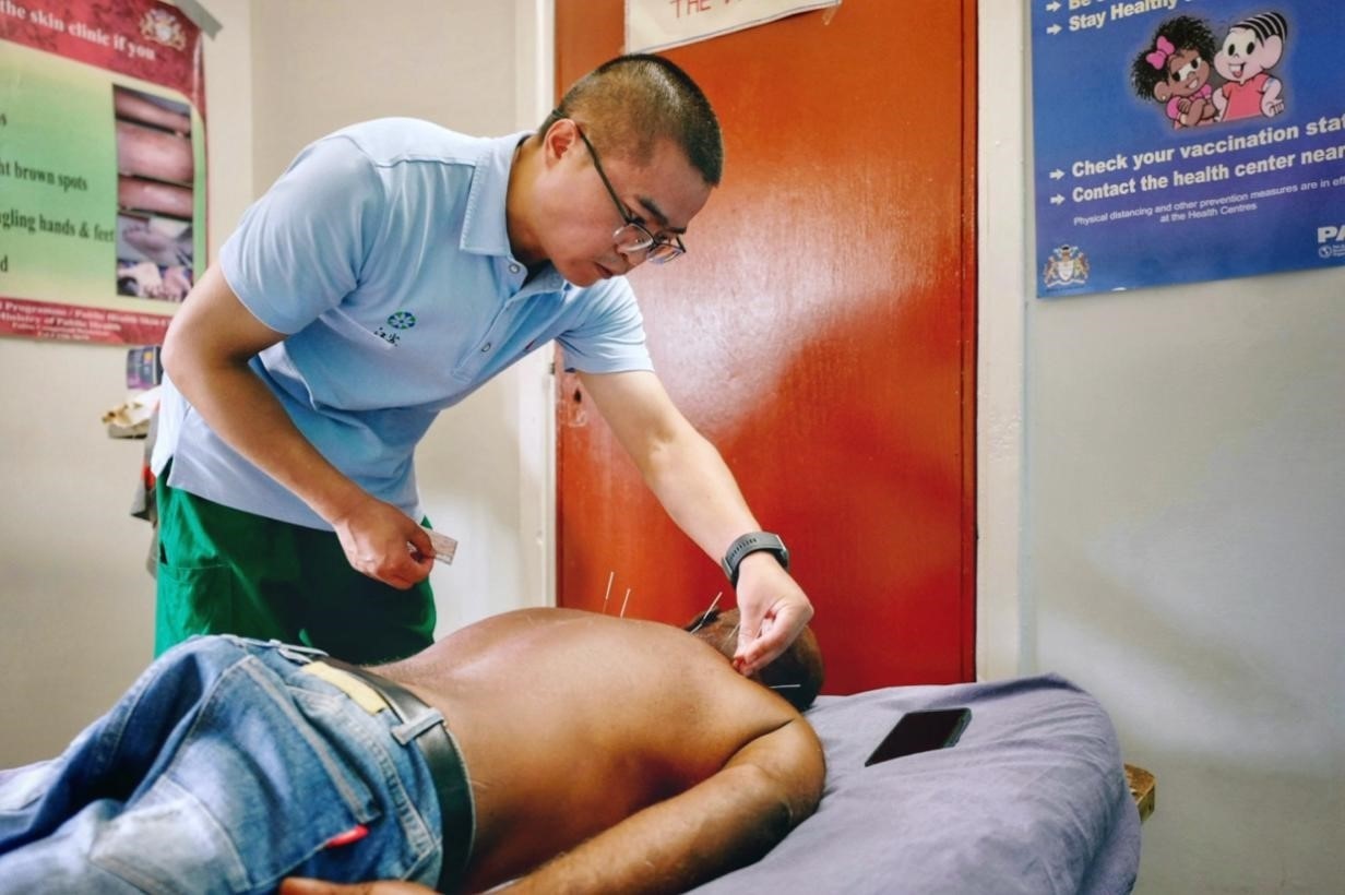 第20期中國(guó)（江蘇）援圭亞那醫(yī)療隊(duì)在圭偏遠(yuǎn)的林登高速社區(qū)開展義診。中國(guó)援圭醫(yī)療隊(duì)供圖