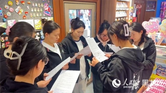 工會組織企業(yè)職工開展技能培訓活動。人民網(wǎng)記者 張哲鑫攝