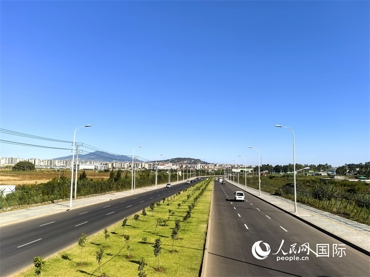 新近完工的埃塞俄比亞卡里提環(huán)線—布爾布拉—克林圖公路遠(yuǎn)景。張洪衛(wèi)攝