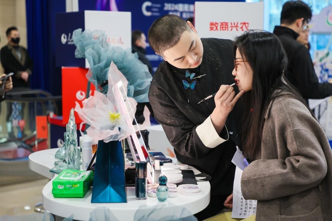 美妝展位化妝師為嘉賓一對一化妝。林文松攝